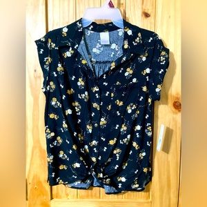 NWT - No Boundaries juniors size S (3-5) button-down, tie-front blouse